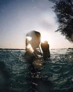une femme qui se baigne