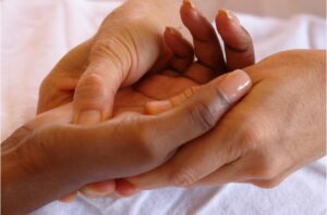 massage d'une main en réflexologie palmaire