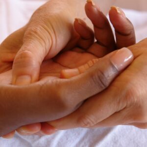 massage d'une main en réflexologie palmaire
