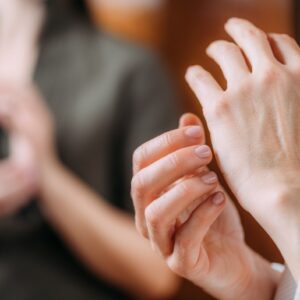 une personne tapote une ronde EFT sur sa main