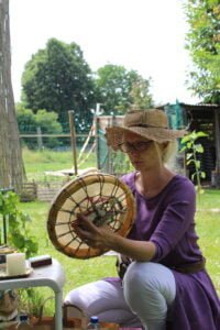 Laure Tarin pratique la fumigation de son tambour chamanique