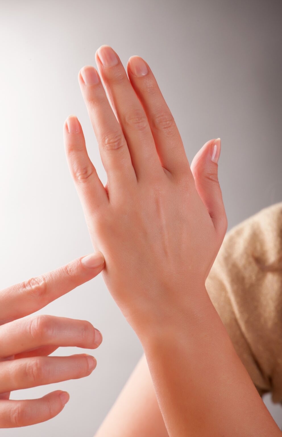 un doigt pointé sur le point karaté d'une main dans la pratique de l'EFT