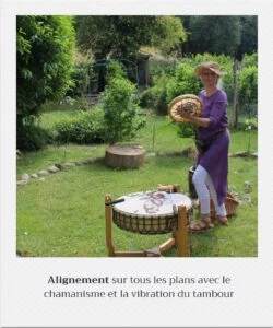 Laure Tarin joue du tambour chamanique