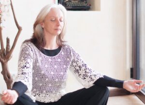 Laure Tarin pratique la méditation