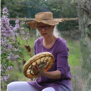 Laure Tarin joue du tambour chamanique