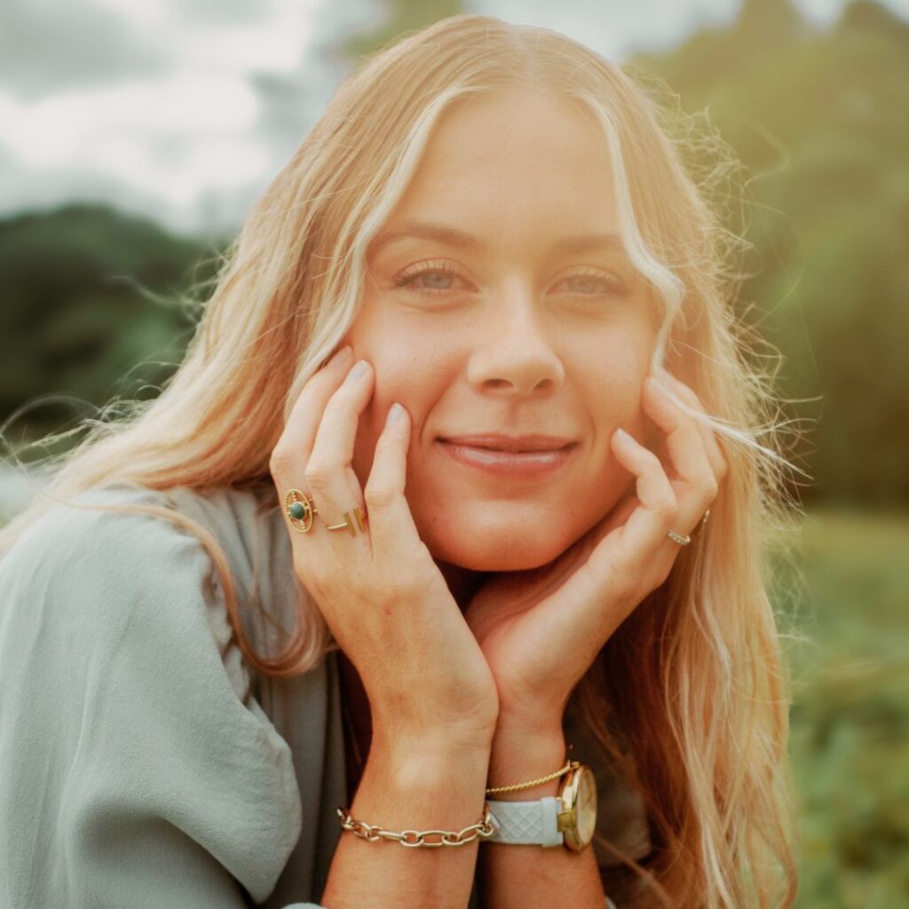 une femme souriante, paisible qui illumine