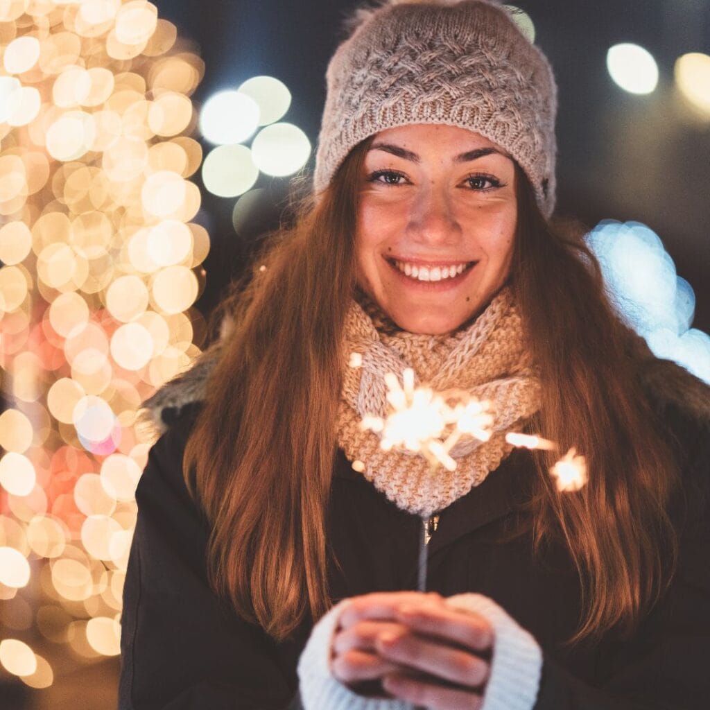 Une jeune femme souriante fête la nouvelle année