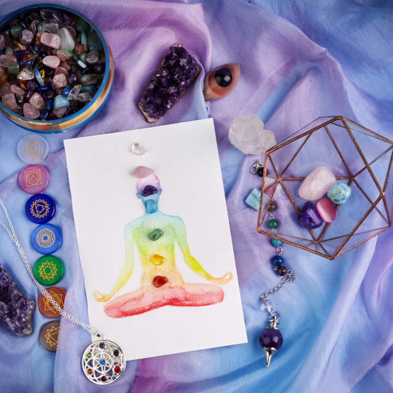 une fiche détaillée des chakras avec des pierres posées autour